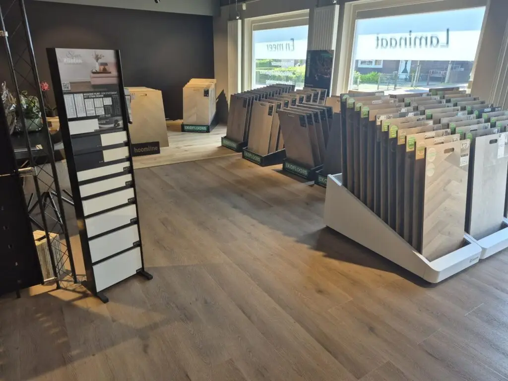 Showroom van PVC & Parkethuys aan de Grotestraat in Drunen met vloerstalen van PVC en parket